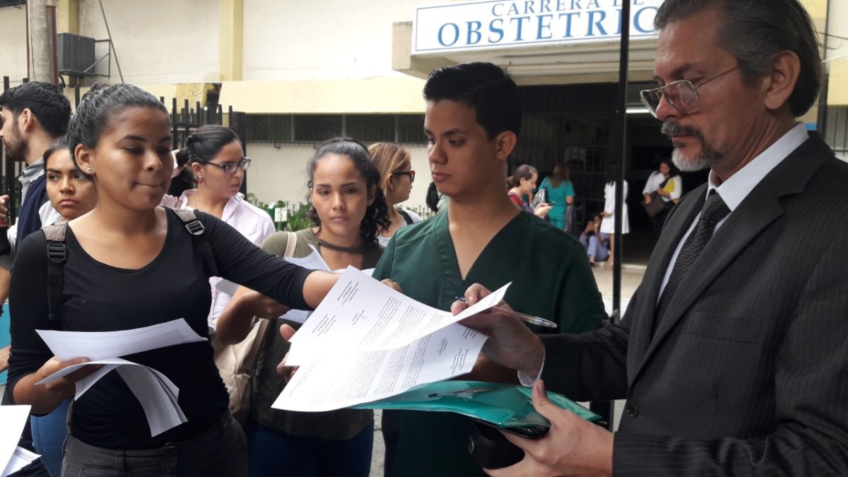 Un grupo de estudiantes de la Universidad de Guayaquil que realiza el internado rotativo en varios hospitales.