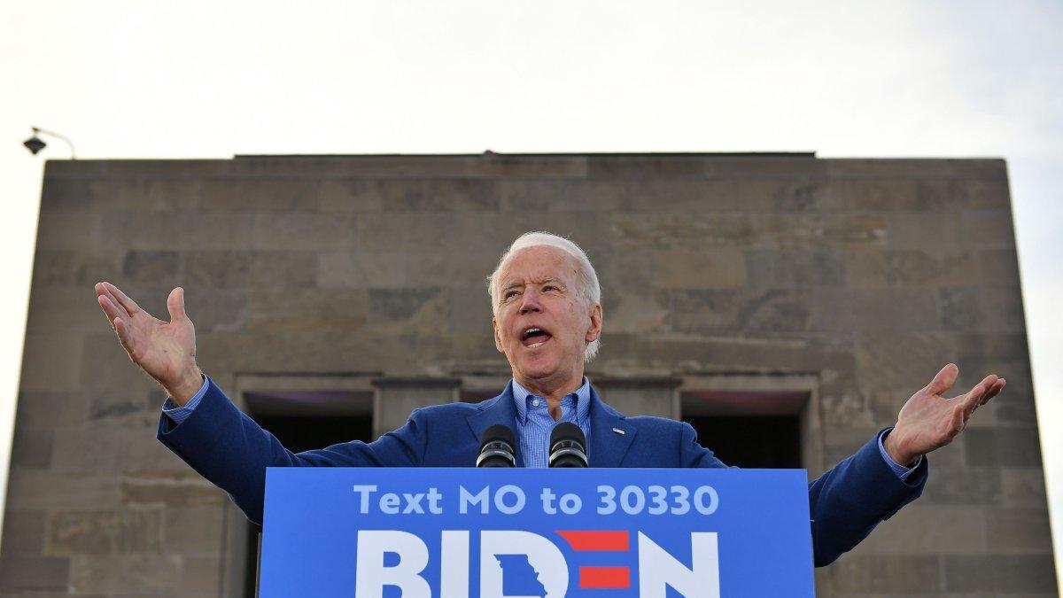 El candidato presidencial demócrata, el ex vicepresidente Joe Biden, habla durante un mitin de campaña en el Museo y Memorial de la Primera Guerra Mundial en Kansas City, Missouri.