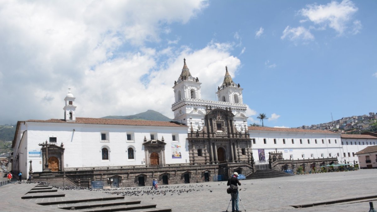 Plazas y parques permanecieron ayer vacíos. Poca gente salió y las autoridades hicieron controles.