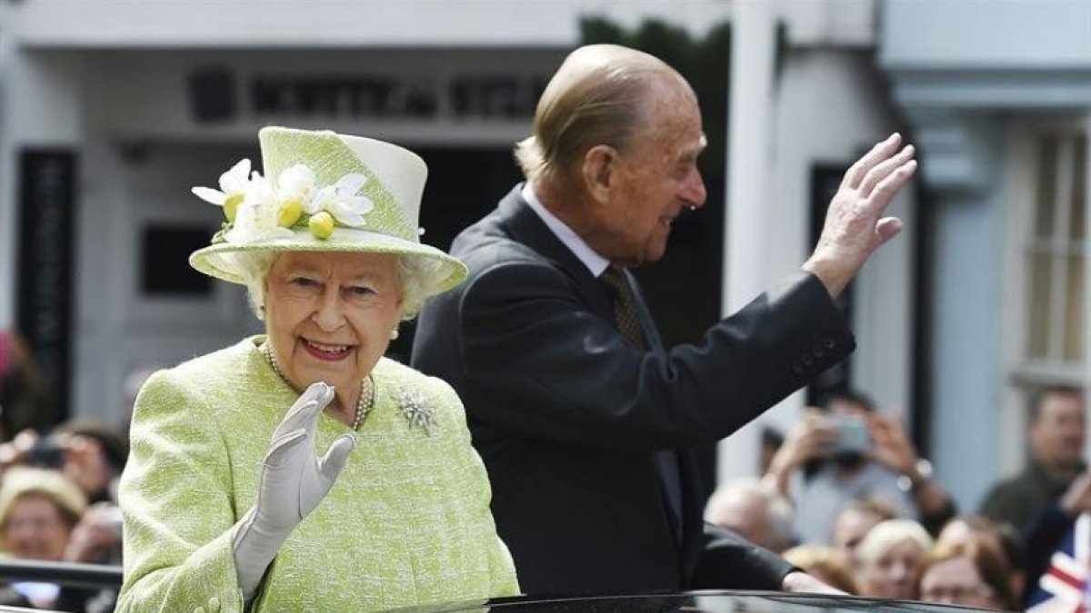 La reina Isabel II adelanta su mundanza al palacio de Windsor y suspende varias fiestas.