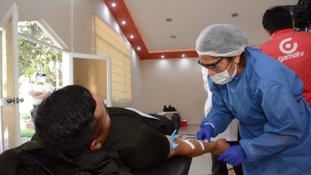 En la Escuela Superior Alberto Enríquez Gallo la Cruz Roja recibe la donación de sangre.
