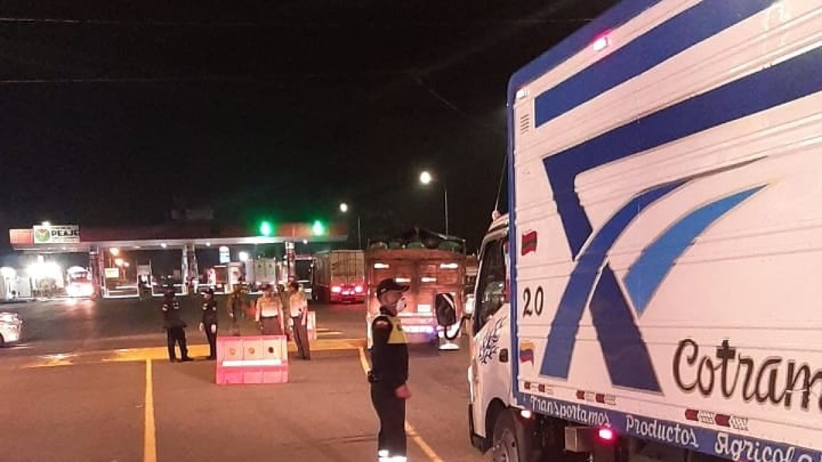 La Comisión de Tránsito del Ecuador (CTE) asegura que los controles se aplican en toque de queda, para verificar que los camiones, que no transportan alimentos y medicinas, cumplan con la medida.