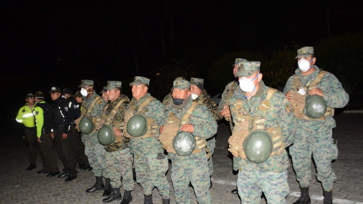 Desde el martes militares y policías iniciaron los controles por el toque de queda y estado de excepción