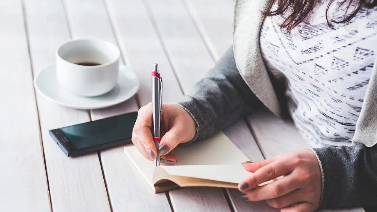 Escribir trae muchos beneficios para su salud mental, reduce la ansiedad, ayuda al autocontrol, aclara las ideas, etc.