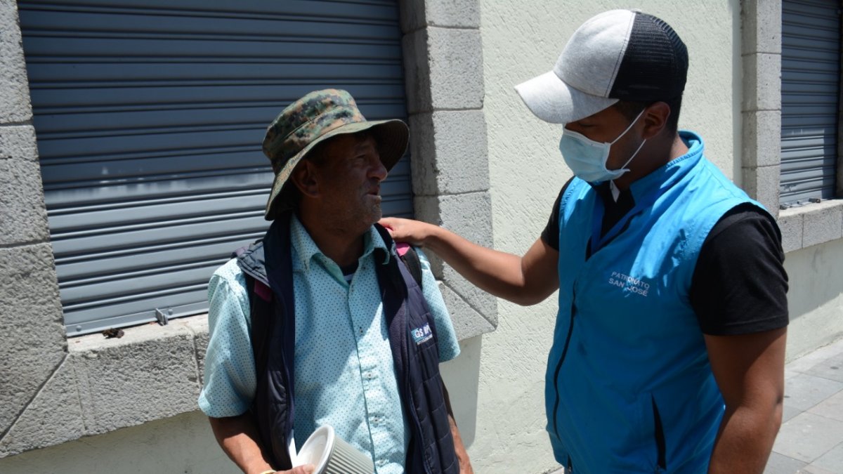 Personal municipal atiende a personas indígentes. Ofrece estadía en casas hogar para evitar la circulación en las calles.
