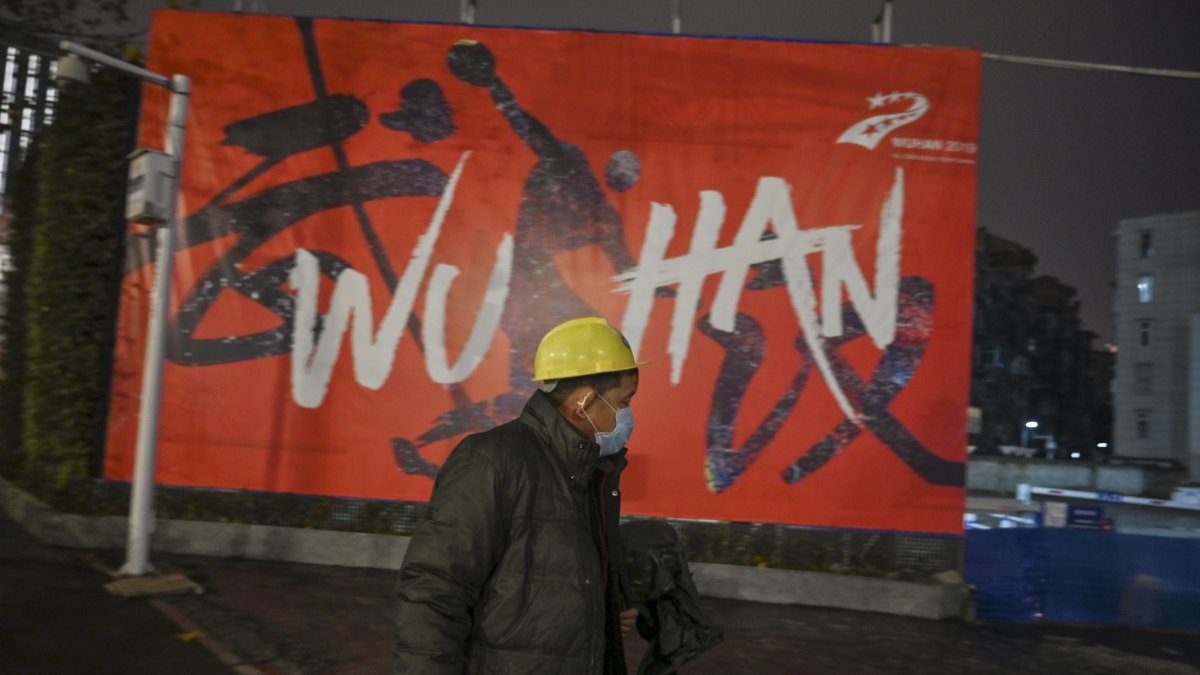 Un hombre con una máscara protectora camina por una calle en Wuhan, epicentro del coronavirus
