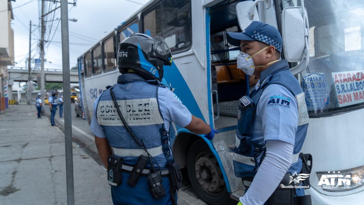 Los buses se desinfectan para circular en Guayaquil.