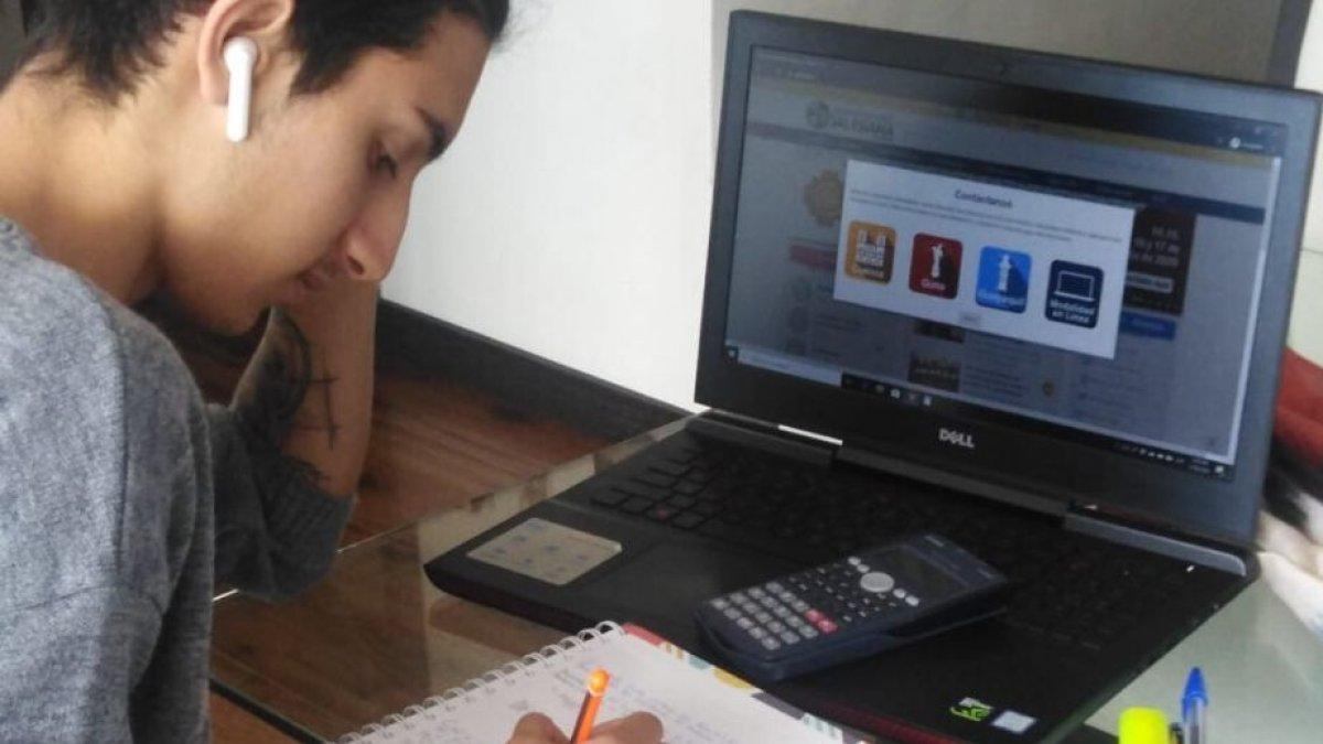 Para muchos jóvenes, las clases virtuales les son atractivas, aunque a veces tengan problemas por la falta de Internet en sus casas.