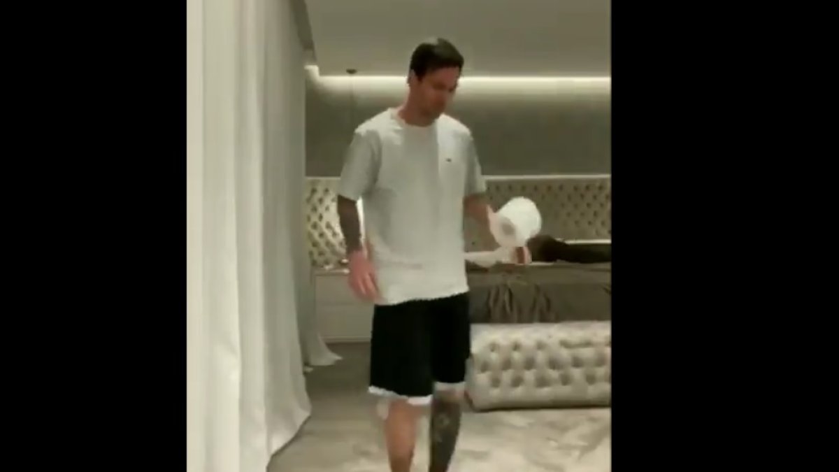 Lionel Messi dominando el rollo de papel higiénico y cumplió con el 10 toques challenge.