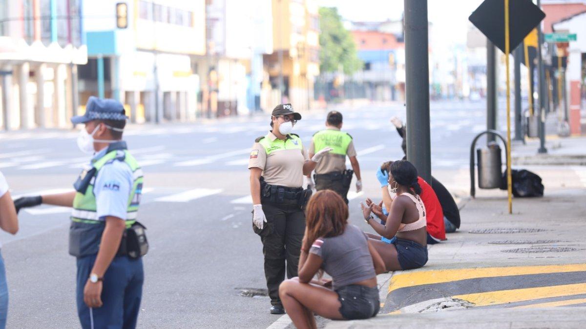 Las dos jóvenes colombianas fueron detenidas cuando iban al a tienda.
