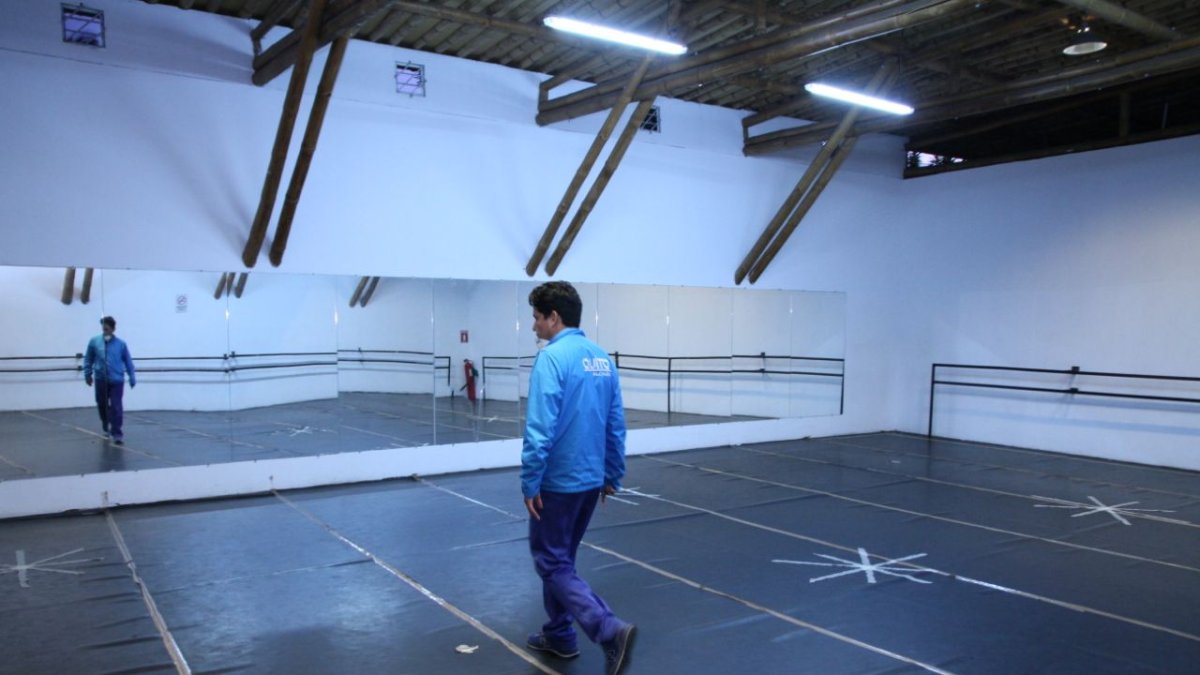 Un equipo de funcionarios de la institución entregó kits de alimentos en barrios del norte, centro y sur de la ciudad de Quito.