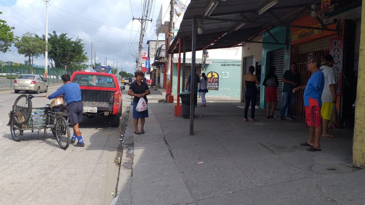 Moradores del sur de Guayaquil hacen sus actividades diarias.