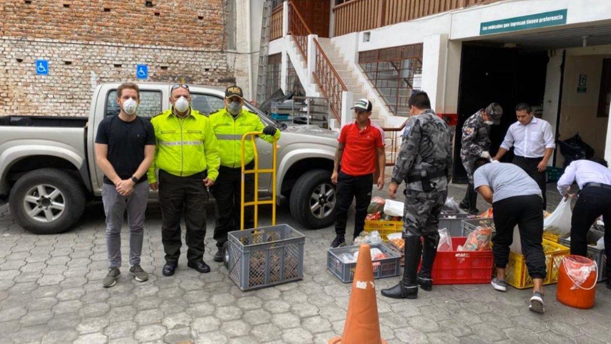 La Policía Nacional receptó parte de los alimentos donados y coordinó la distribución.