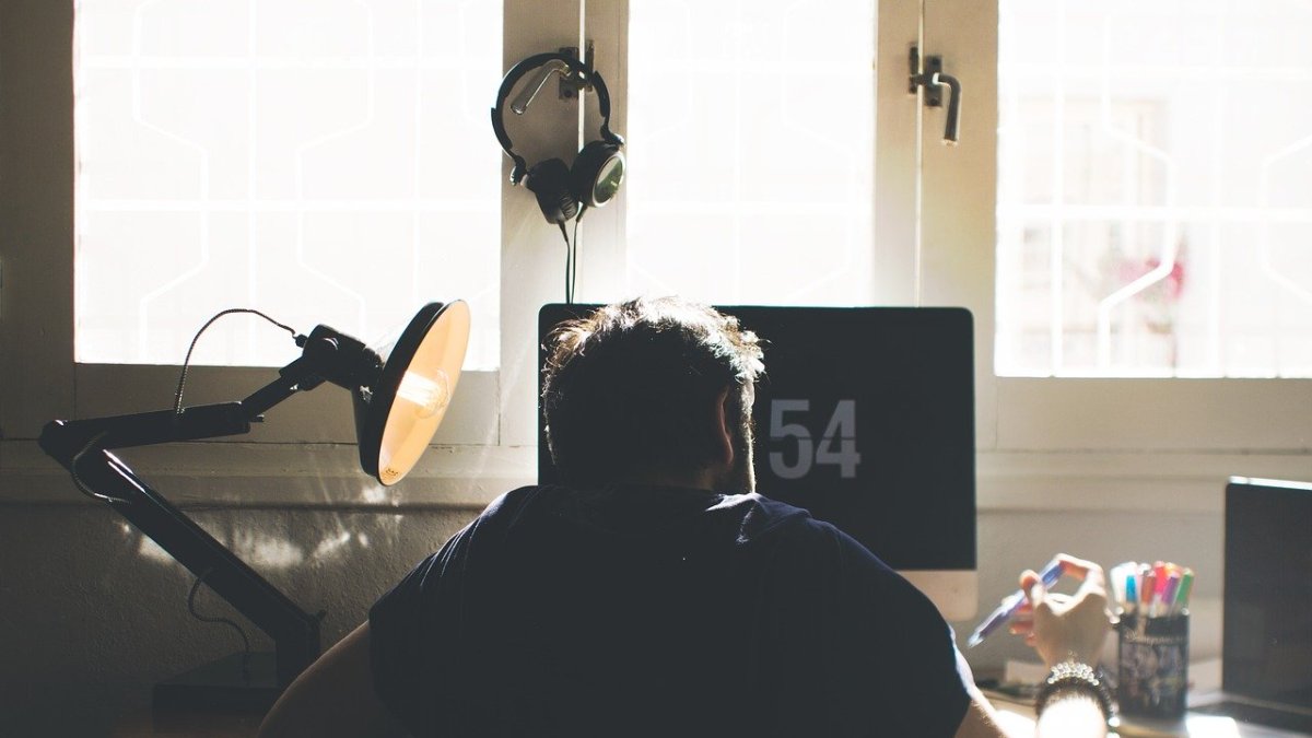 Elegir un buen lugar de casa para el trabajo es clave. Tras leer estos consejos entenderás qué está mal en esta foto.