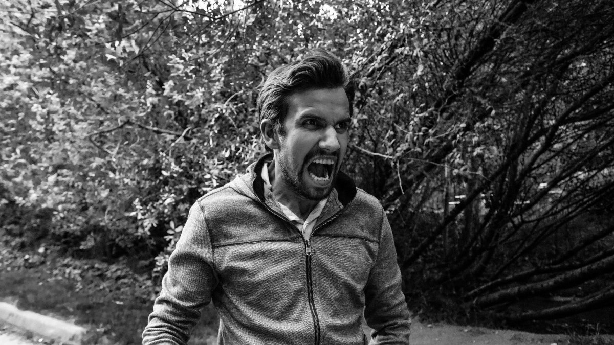 Quienes adoptan esta postura pueden sufrir efectos negativos que van desde la ruptura de las relaciones hasta la criminalidad.