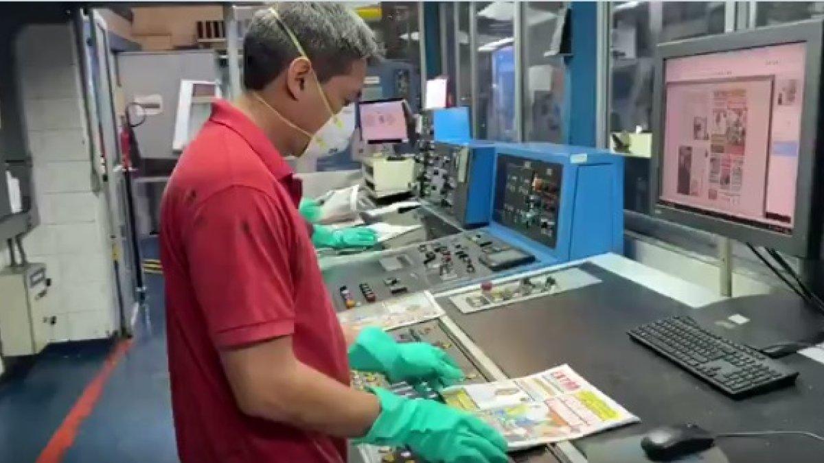 El personal de Gráficos Nacionales usa guantes y mascarillas durante el proceso de impresión.