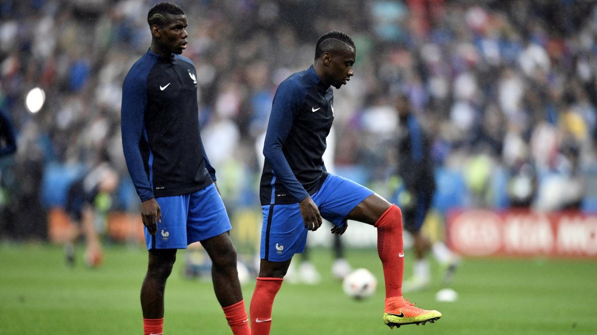 El volante francés, Blaise Matuidi (d) es uno de los futbolistas contagiados por el virus.