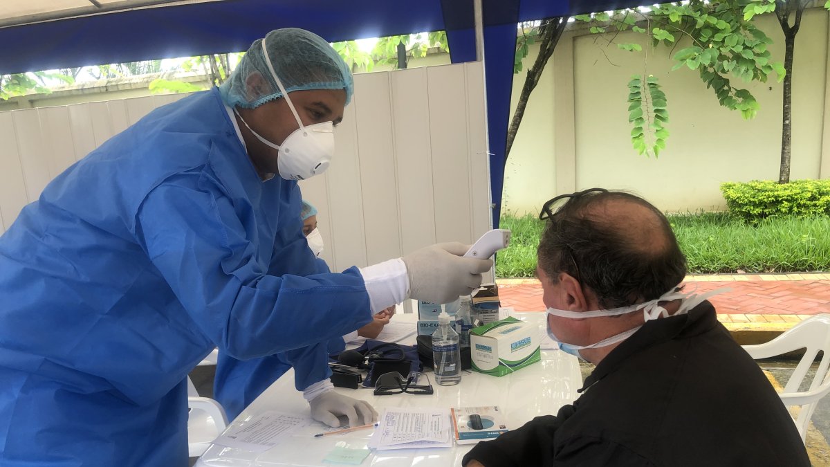 Control. Un médico toma la temperatura a un ciudadano en Babahoyo.