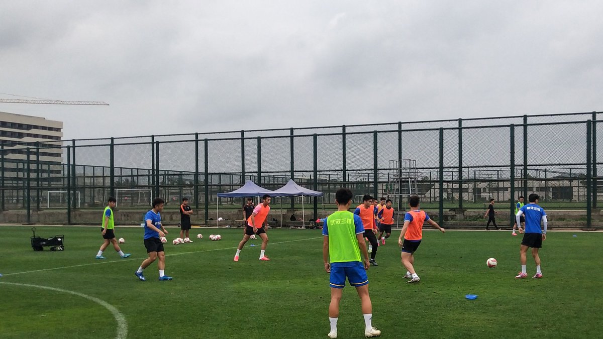 El Wuhan Three Towns durante su primera práctica de fútbol luego de que en esa ciudad se superó al coronavirus.
