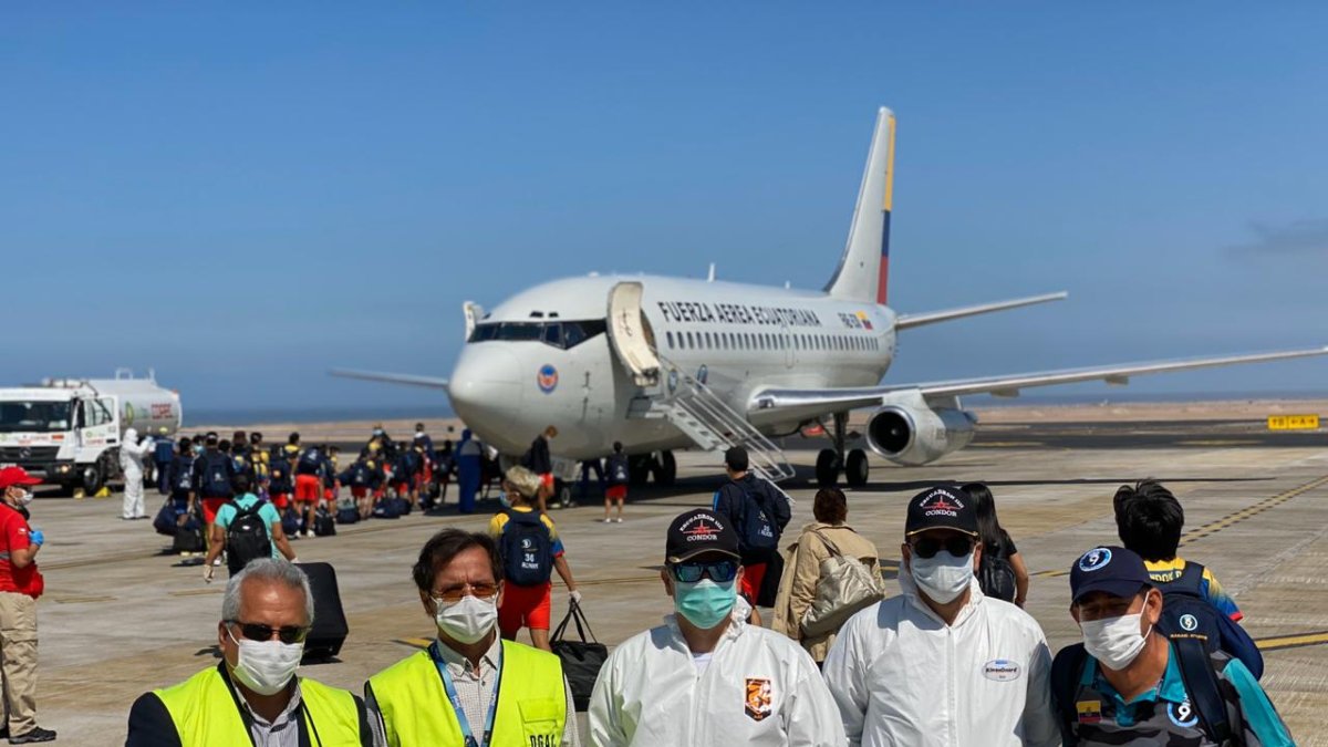 Niños de una fundación internacional de fútbol regresan a Ecuador en un avión de la FAE