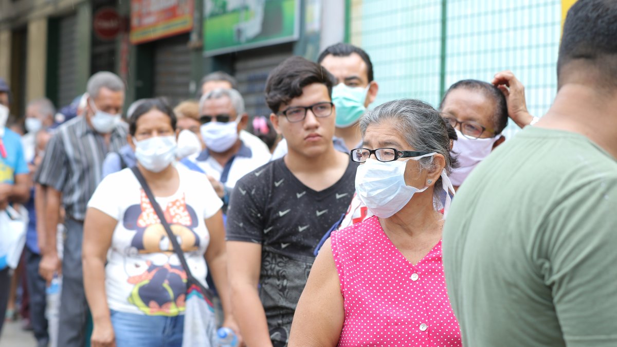 Situación. Largas filas se registraron en las afueras de los bancos este viernes 20 de amrzo.