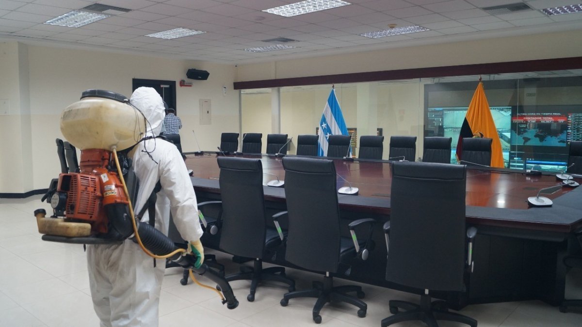 La sala de crisis del ECU-911 en La Puntilla, Samborondón, es fumigada como medida de prevención. Este cantón recoge 48 casos confirmados.