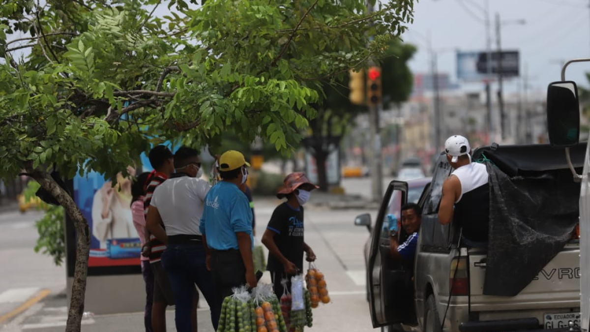 Entorno. En las calles de Guayaquil es común ver a las personas caminando, como un día normal.