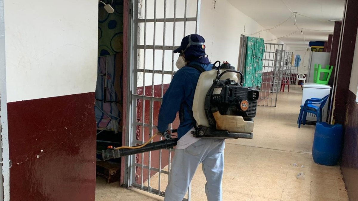 En los centros penitenciarios se hacen acciones de limpieza y fumigación para mantener la higiene