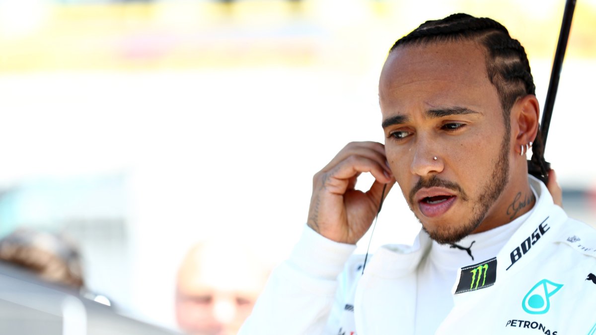 El piloto de Mercedes estuvo en contacto con el actor Idris Elba y su mujer, Sophie, que sí dieron positivo.