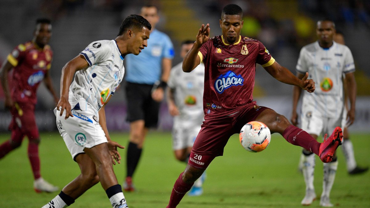 John Narváez (i), de Macará, es uno de los jugadores nuevos del club y le ha costado afianzarse.