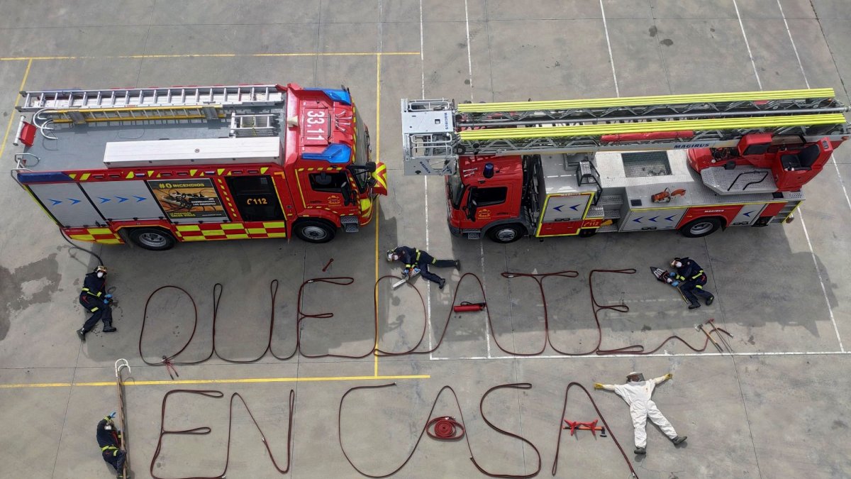 Bomberos de Aranjuez dibujaron con mangueras en el suelo el mensaje 
