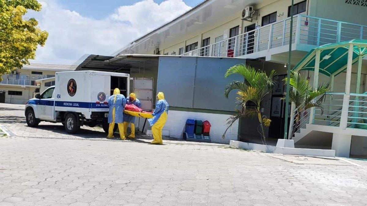 Hecho. Momento en el que el cuerpo del fallecido es retirado del IESS de Ancón.