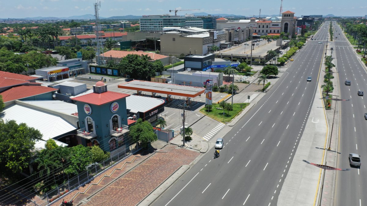 Escena. Son pocos los residentes de La Puntilla que salen de sus casas.