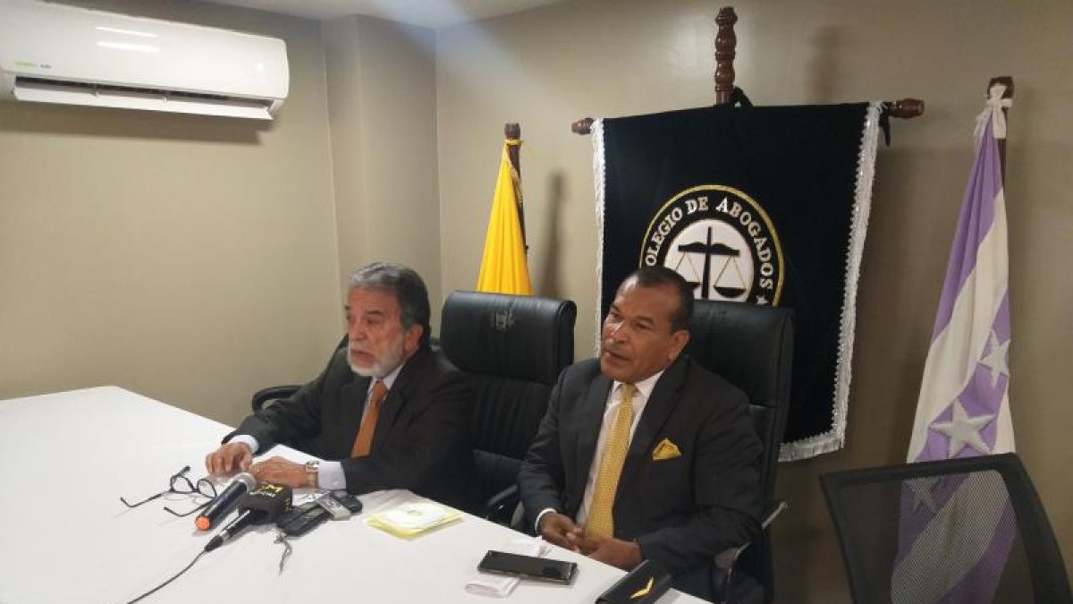 El presidente del colegio de abogados del Guayas, Jimmy Salazar, anunció la iniciativa a través de sus redes sociales.