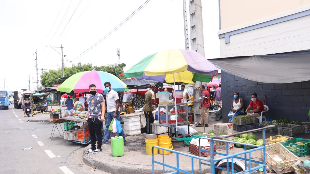 Situación. Durante la mañana se registraron aglomeraciones en mercados informales y formales de Guayaquil, como en un fin de semana normal.