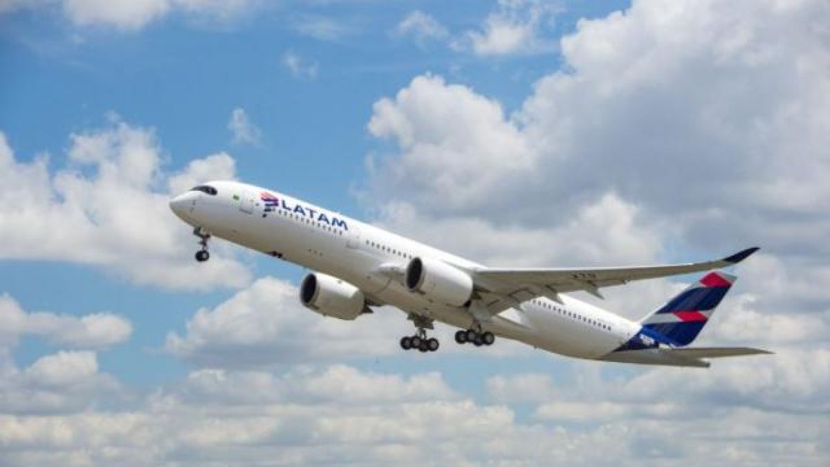 La compañía decidió recortar el 50% de los sueldos en la mayoría de su personal..