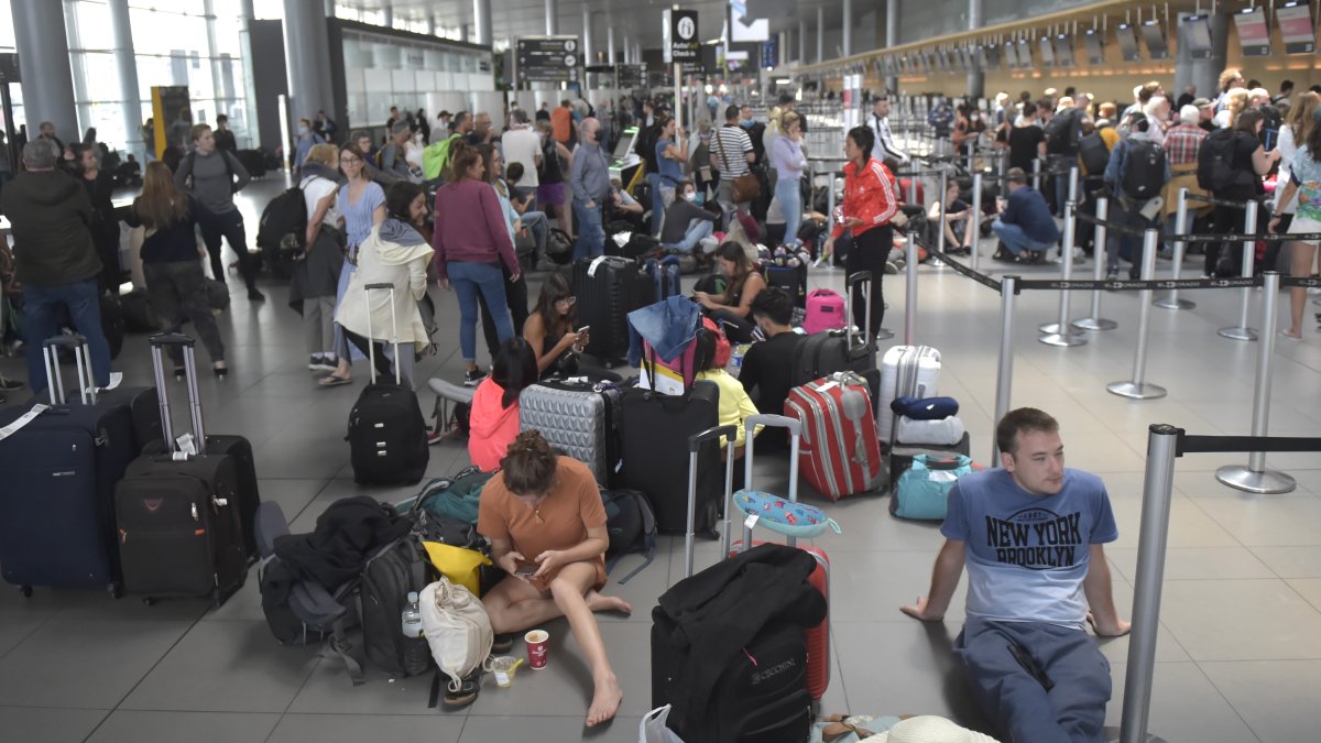 BOGOTÁ. Decenas de pasajeros esperan salida en el aeropuerto El Dorado International de esta capital, a horas de una suspensión de los vuelos en Colombia.