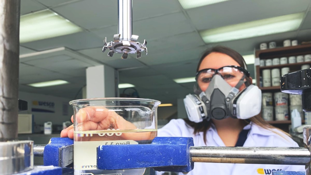 Una trabajadora de Wesco revisa la calidad del gel antibacterial que han empezado a producir.