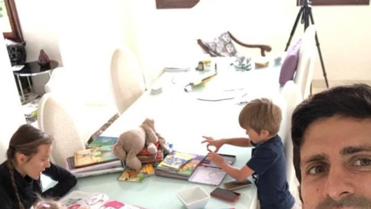 Djokovic publicó esta fotografía con su familia junto a una carta llena de optimismo.