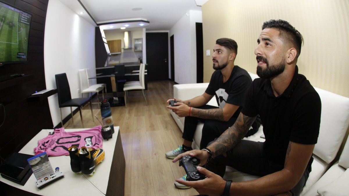  El delantero Maximiliano Barreiro disfruta de la consola, ahora que tiene más tiempo libre. Su juego favorito es el fútbol. Generalmente tiene partidas con sus familiares.