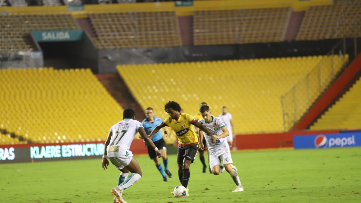 Imagen del partido entre Barcelona y Liga de Portoviejo que se jugó sin público por el coronavirus