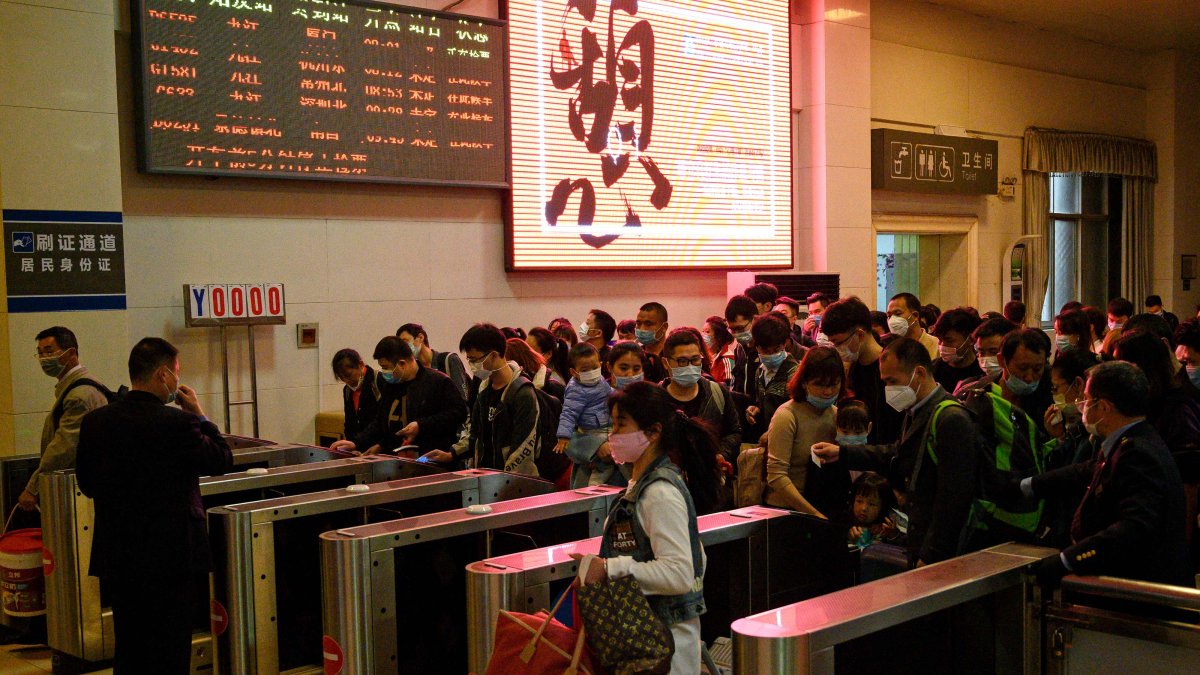 Algunas ciudades chinas comienzan a retomar su normalidad sin dejar de lado la prevención.