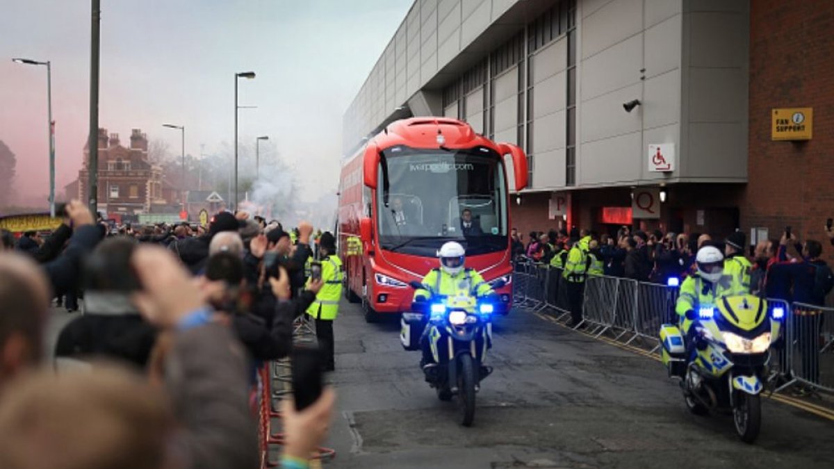 Los agentes de seguridad que resguardan el orden en el estadio de Anfield trabajarán para la comunidad mientras dure la emergencia sanitaria en Inglaterra.