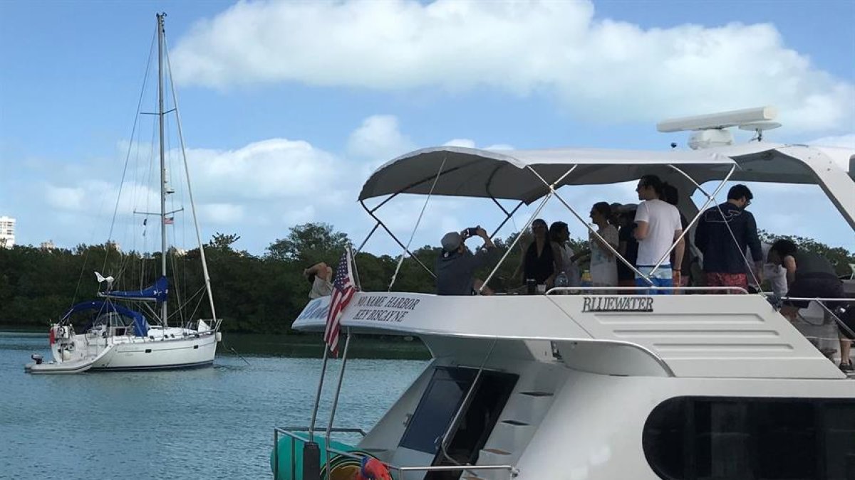 Fiestas que se organizan en botes anclados en Miami, en plena pandemia del coronavirus. Los casos de COVID-19 aumentan en Florida a un ritmo de 100 o más por día.