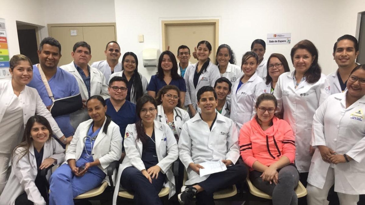 Un grupo de estudiantes de Medicina de la Universidad de Guayaquil que realiza su internado rotativo en varios hospitales del país..