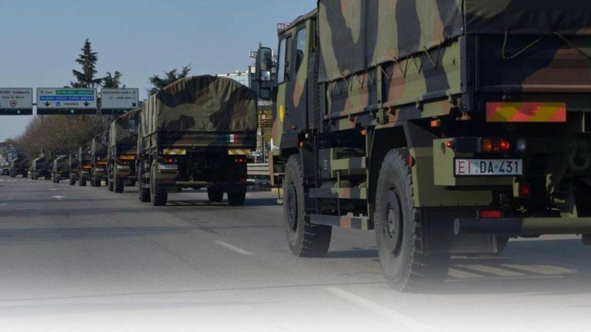En Italia, los militares trasladan los ataúdes a los crematorios en diferentes municipios.
