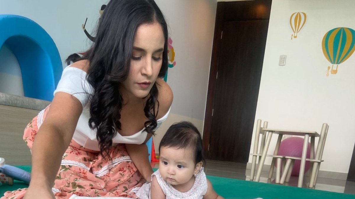 Una vez que el niño tenga control de su cabeza es hora de enseñarle a girar.