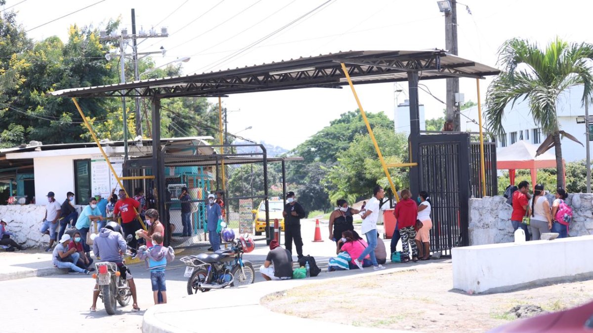 En varias zonas de Guayaquil, los ciudadanos siguen con sus actividades normales a pesar de la emergencia sanitaria.