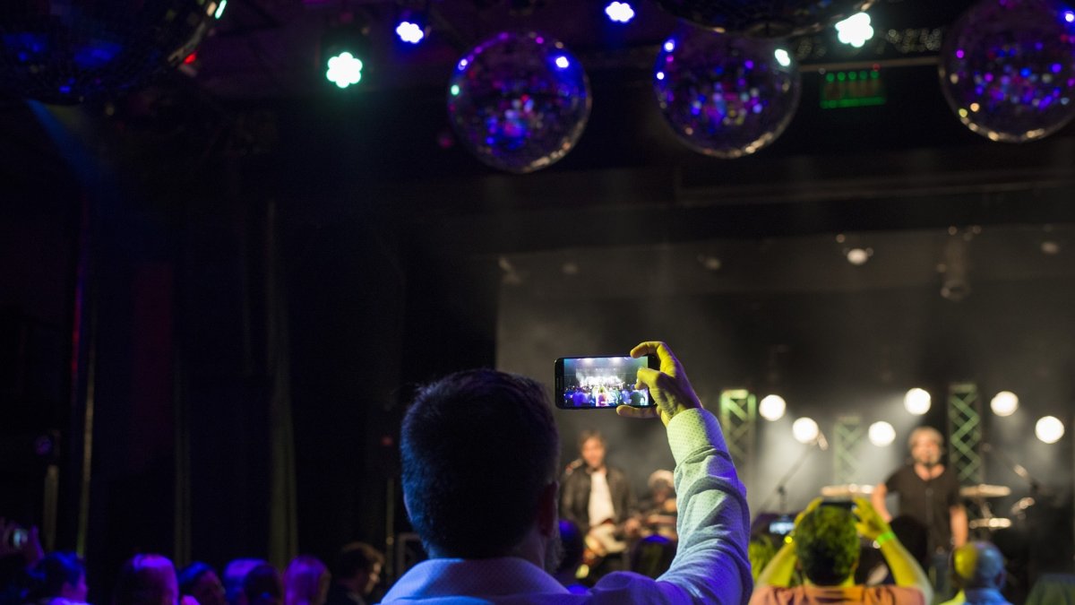 Ante la suspensión de eventos, los artistas han encontrado la forma de seguir entreteniendo a sus fans... a distancia.