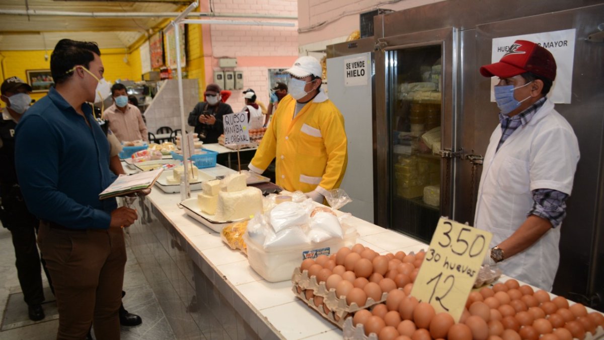 Las autoridades municipales recorren los mercados de Quito